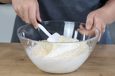 Kokosraspel unter den Eischnee heben