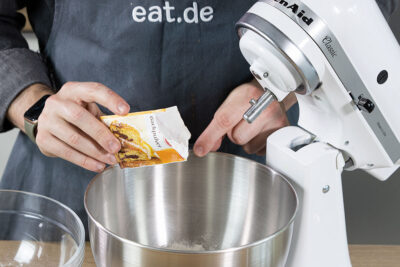 Mehl und Backpulver verrühren