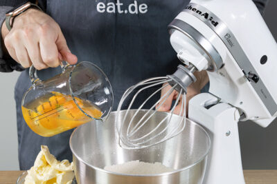Eier und Margarine unterrühren