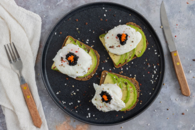 pochiertes Ei mit Avocado und Brot