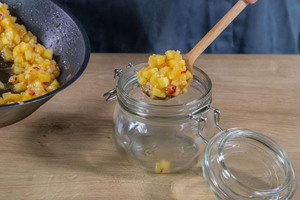 Quittenchutney in Gläser füllen