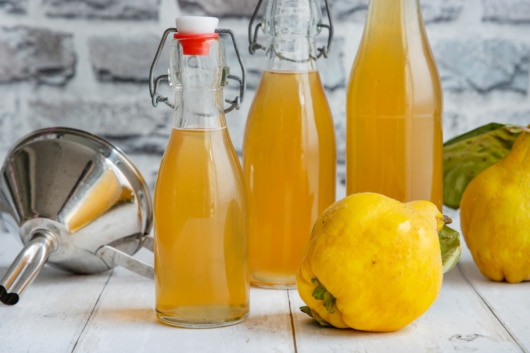 Quittenlikör Rezept Aus Saft Mit Korn Quittenlikör aus Saft nach Omas Rezept | Rezept - eat.de