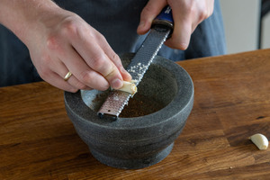 Knoblauch reiben