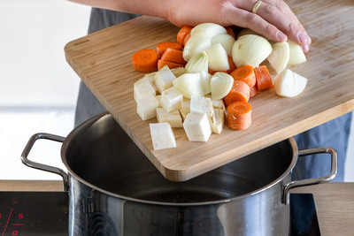 Gemüse in einem Topf aufkochen