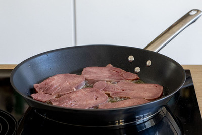Rinderzunge in der Pfanne braten