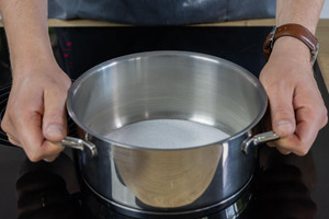 Zucker in einen Topf geben