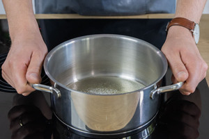 Zucker karamellisieren lassen