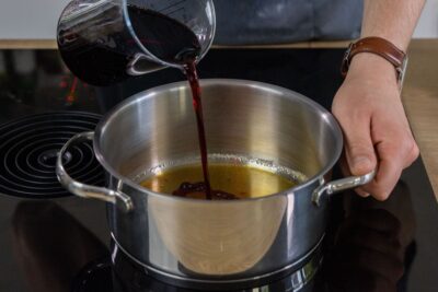 Für die rote Grütze mit Tiefkühlfrüchten den Kirschsaft dazu geben