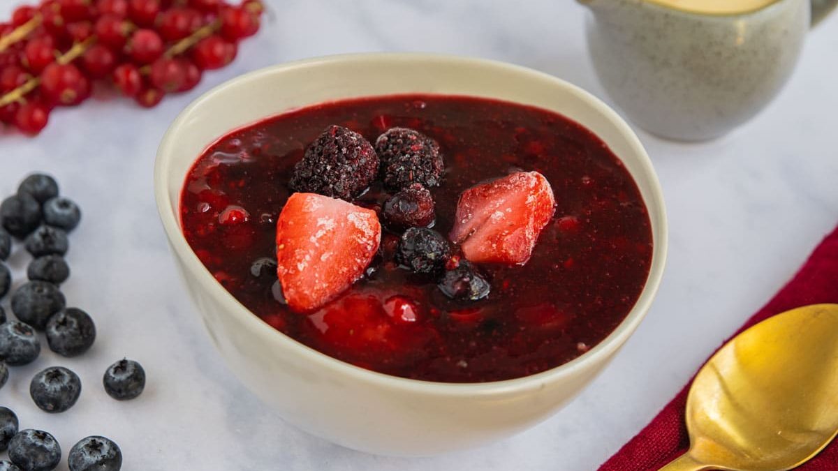 Rote Grütze mit Tiefkühlfrüchten I Rezept - eat.de