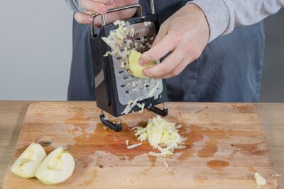 Apfel reiben