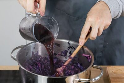 Rotkraut mit Essig und Rotwein ablöschen