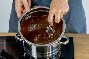 Schokolade und Margarine über dem Wasserbad schmelzen
