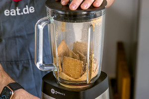 Kekse im Mixer zerkleinern