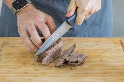 Rindfleisch in Scheiben schneiden