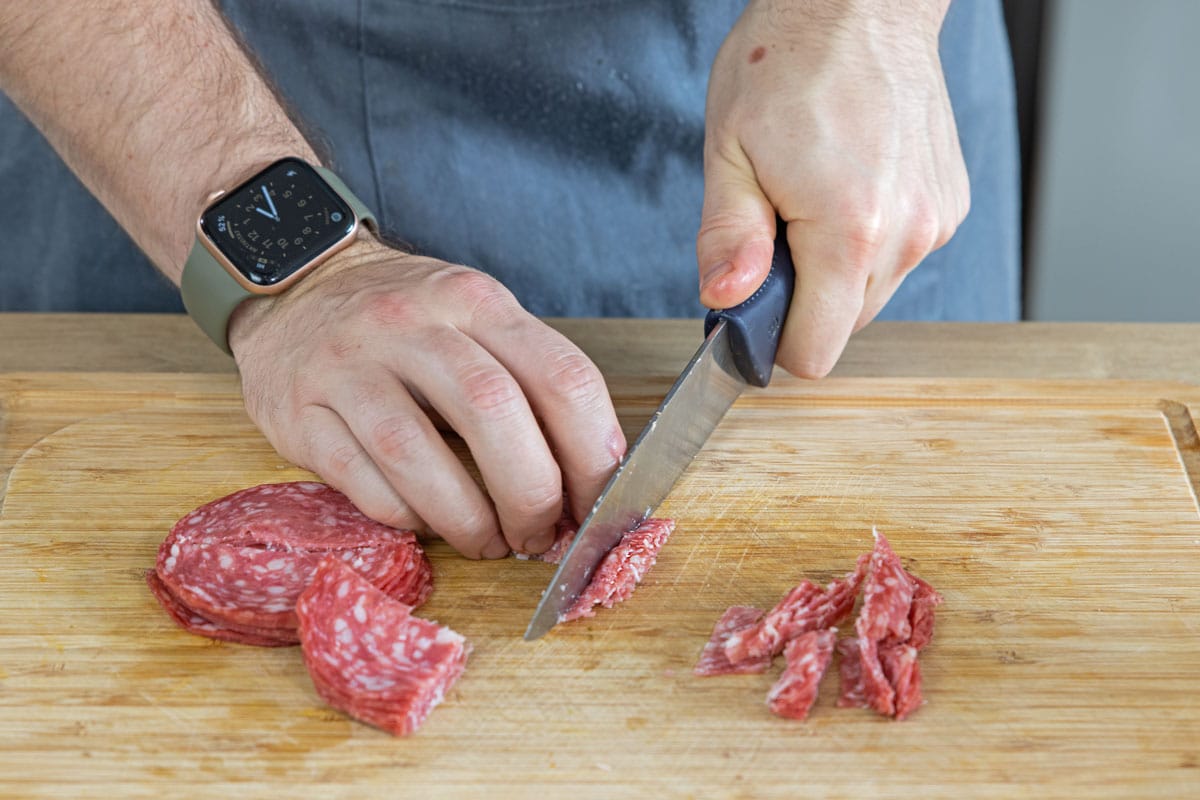 Salami in Streifen schneiden