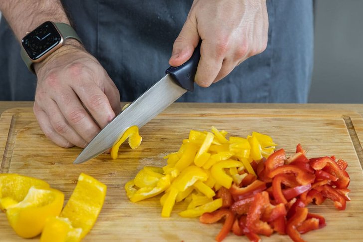 Paprika in Streifen schneiden