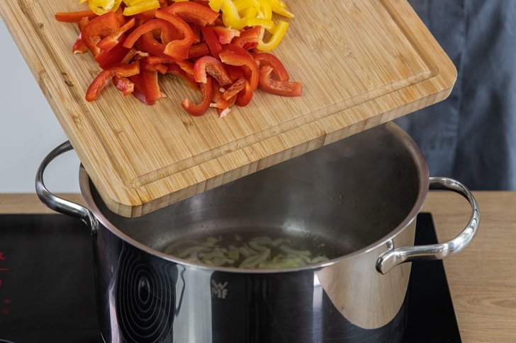 Paprika in den Topf geben