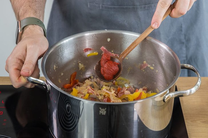 Tomatenmark hinzugeben