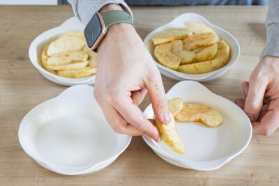 Formen einfetten und Apfelspalten hinein legen