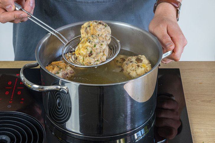 Knödel aus dem Wasser holen