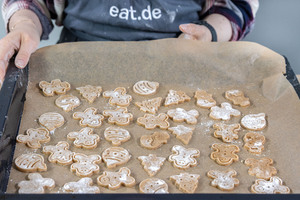 Plätzchen auf Backblech geben