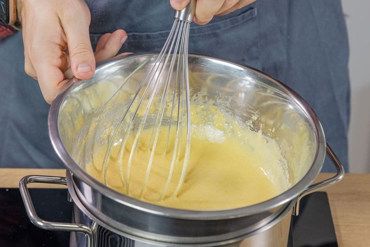 Eigelb mit Zucker schaumig rühren