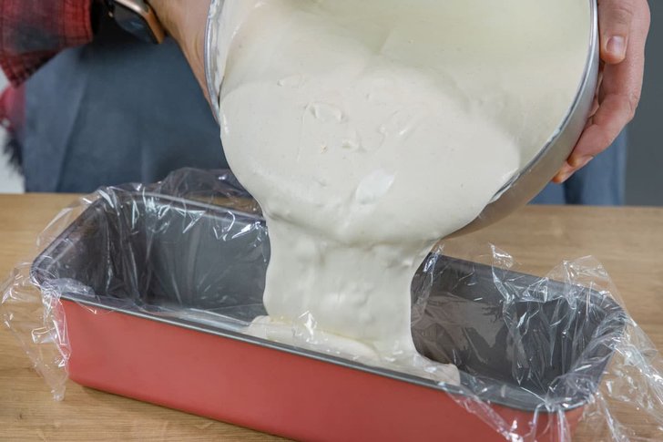 Stollenparfait in Kastenform füllen