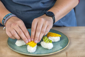 Nigiri mit Früchten belegen