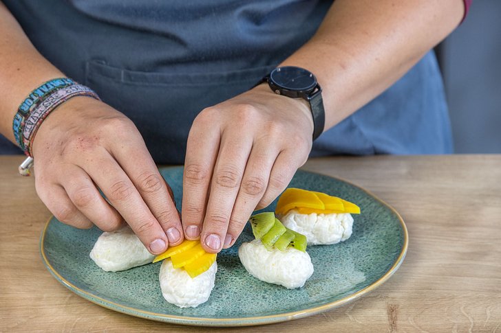 Nigiri mit Früchten belegen