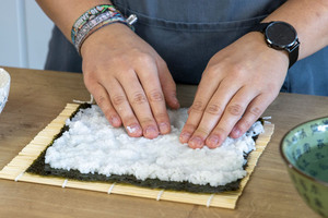 Reis auf Sushi verteilen