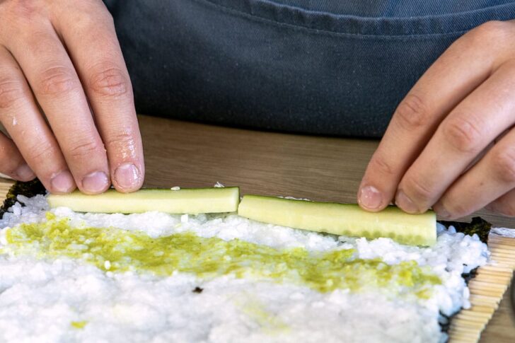 Gurke als Füllung für Sushi