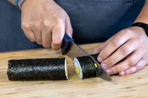 Sushi-Rolle in mundgerechte Stücke schneiden