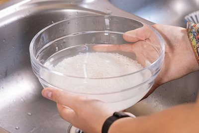 Sushireis waschen bis das Wasser klar bleibt