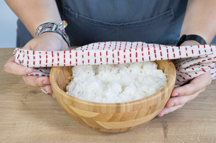 Reis mit feuchtem Küchentuch abdecken