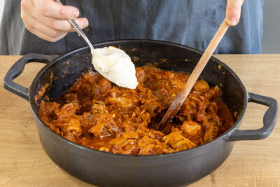Creme fraiche zum Szegediner Gulasch nach DDR-Rezept geben