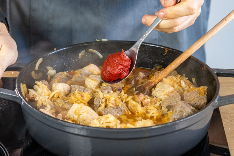 Tomatenmark zum Szegediner Gulasch geben
