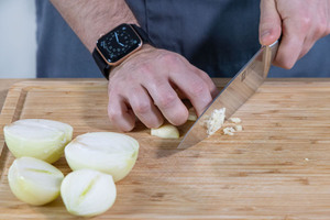 Knoblauch würfeln