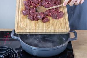 Fleisch in den Bräter geben