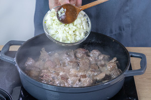 Zwiebeln und Knoblauch dazugeben