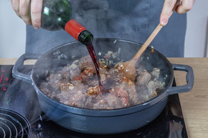 Rotwein dazugießen