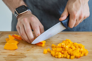 Kürbis klein schneiden für die vegane Kürbis-Bolognese mit Sojaschnetzel