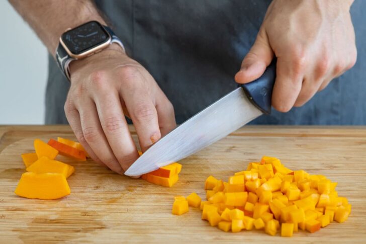 Kürbis klein schneiden für die vegane Kürbis-Bolognese mit Sojaschnetzel