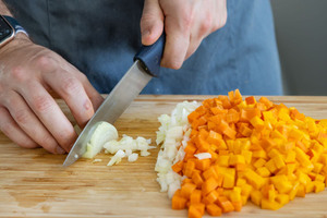 Zwiebeln schneiden für die vegane Kürbis-Bolognese mit Sojaschnetzel