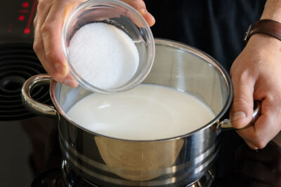 Milch mit Zucker verrühren