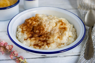 Omas Milchreis mit Zimt und Zucker servieren