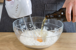 Bier zum Bierteig geben