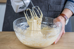 Teig mit Handrührgerät verrühren
