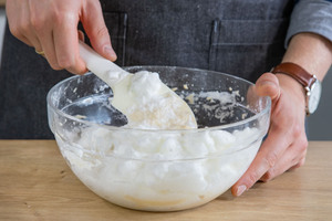 Eischnee unter den Bierteig heben