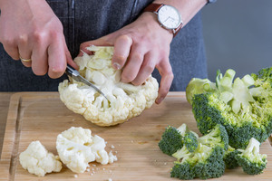 Blumenkohl und Brokkoli in Röschen schneiden