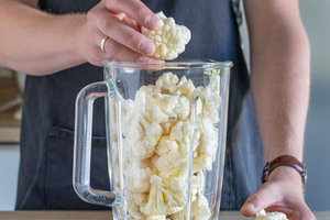 Blumenkohl in den Mixer geben